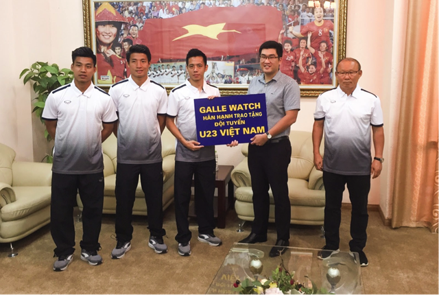 Galle Watch đồng hành cùng đội tuyển bóng đá Việt Nam trên hành trình chinh phục đỉnh cao - 1 Đại diện Galle Watch trao thưởng cho thầy trò HLV Park Hang Seo
