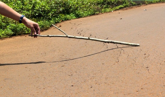 Đường bị “xé toác”, Sở Giao thông lý giải do mưa nhiều - 5 Một số đoạn đường đã bị lún xuống khoảng 20-30cm