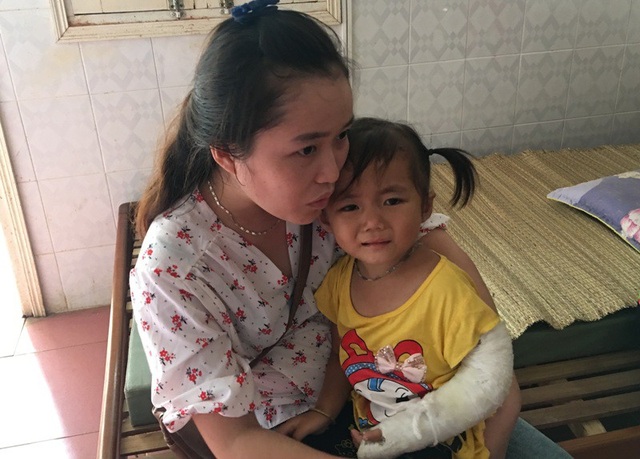 Nạn nhân lở đất: “Tôi cứu được con, gọi vợ thì không nghe tiếng trả lời” - 3
Dù được người nhà bế cháu Thương liên tục khóc