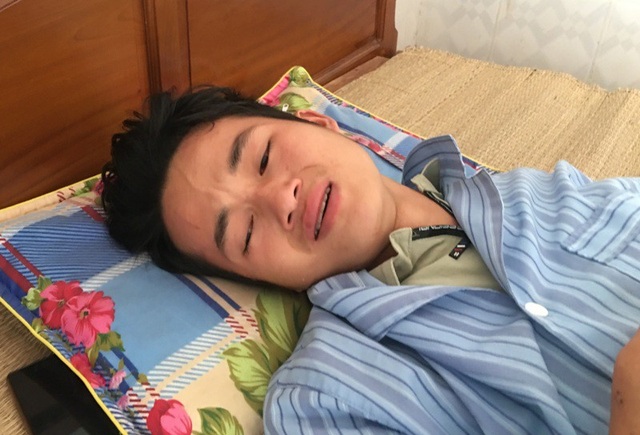 Nạn nhân lở đất: “Tôi cứu được con, gọi vợ thì không nghe tiếng trả lời” - 1 Anh Sung Văn Pó đang được điều trị tại Bệnh viện Đa khoa huyện Mường Lát nghẹn ngào khi nghĩ đến vợ và em trai