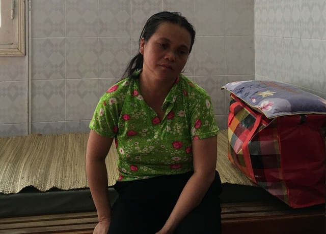 Nạn nhân lở đất: “Tôi cứu được con, gọi vợ thì không nghe tiếng trả lời” - 4
Bà Mỵ chăm con tại bệnh viện, gương mặt thất thần, chưa hết bàng hoàng sau sự việc xảy ra