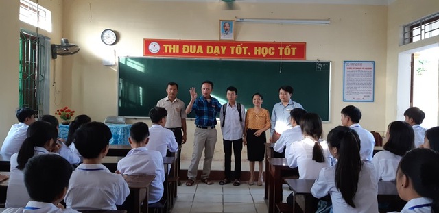 Thầy Quang căn dặn các thành viên lớp 10A1 thường xuyên giúp đỡ, quan tâm tới Duy cả trong cuộc sống và học tập
