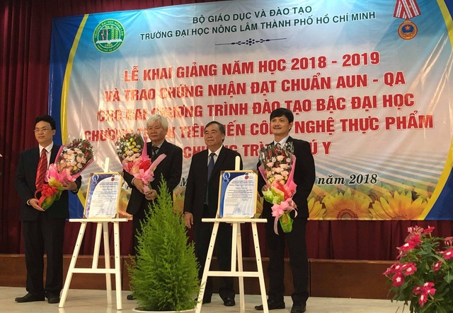 Thêm một trường ĐH đạt chuẩn chất lượng chương trình theo tiêu chuẩn AUN-QA - 1 Lãnh đạo trường ĐH Nông lâm TPHCM đón nhận Chứng chỉ đạt chuẩn AUN-QA đối với 2 chương trình đào tạo của trường