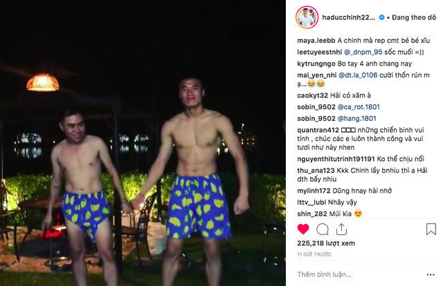 Clip "Tiến Dũng U23 khoe bụng 6 múi, cùng đồng đội đùa giỡn" hút 200.000 view - 3 Clip Bùi Tiến Dũng khoe bụng 6 múi, cùng đồng đội đùa giỡn hút 200.000 view chỉ sau 10 giờ