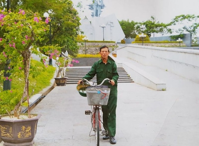 Cựu binh 67 tuổi đạp xe qua 25 tỉnh thành, vượt gần 2.300 km - 1 Ông Định với chiếc xe đạp cùng hành trang người lính trong chuyến hành trình xuyên Việt của mình.
