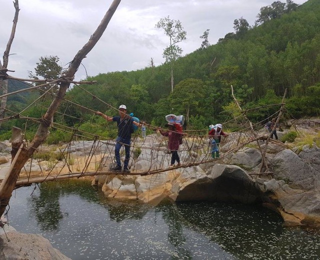 Làng 50 hộ, có 44 hộ nghèo - 1 Để lên O2 bắt đầu qua cầu treo qua con suối nhỏ rồi tiếp tục cuốc bộ hơn 4 tiếng đồng hồ băng rừng, lội suối... rất vất vả.