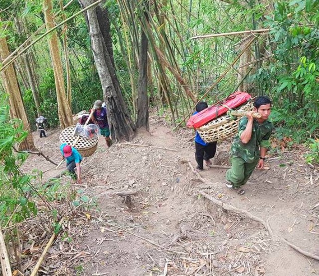 Làng 50 hộ, có 44 hộ nghèo - 2 Các đoàn viên thanh niên và thanh niên trong làng O2 khiêng thiết bị điện mặt trời lên lắp cho người dân.
