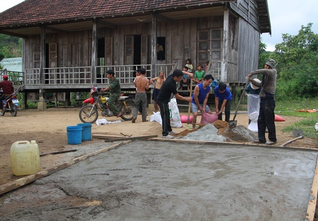 Làng 50 hộ, có 44 hộ nghèo - 4 Đoàn viên thanh niên, thanh niên trong làng cõng từng bao xi măng để làm sân chơi cho thiếu nhi trong làng.