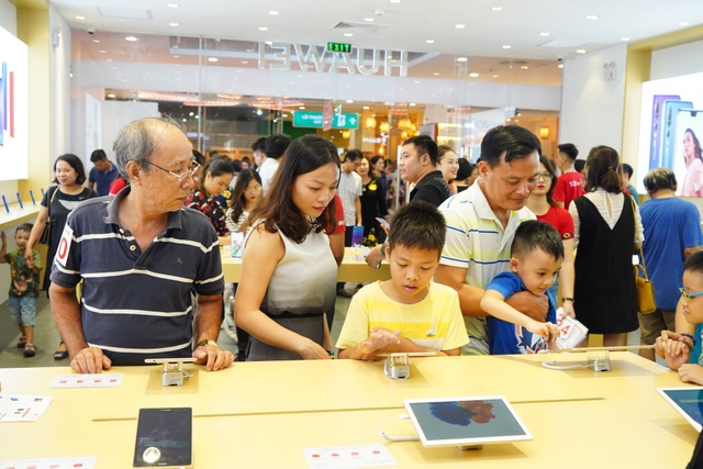 Huawei khai trương cửa hàng trải nghiệm đầu tiên tại Việt Nam - 5 Nhiều khách tham quan Cửa hàng Trải nghiệm của Huawei trong ngày đầu tiên mở cửa.