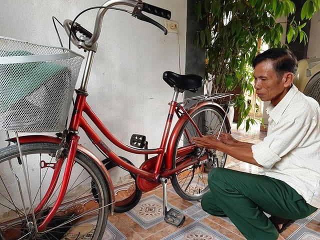 
Chiếc xe đạp mini gắn bó 15 năm với ông Định làm người bạn đồng hành để ông thăm lại chiến trường xưa và rong ruổi khắp mọi miền đất nước.
