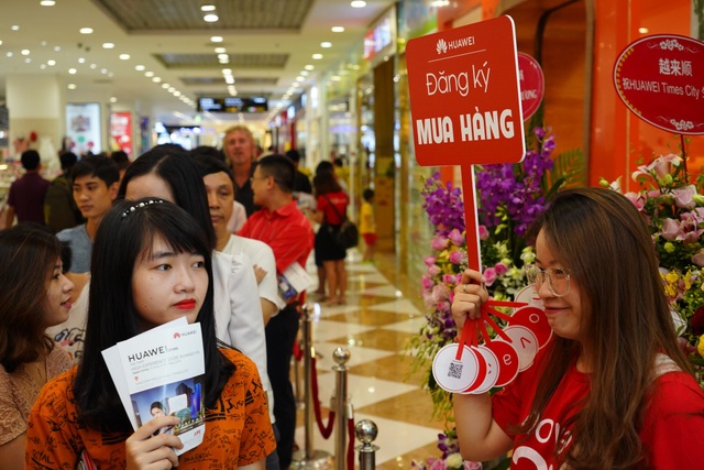 Huawei khai trương cửa hàng trải nghiệm đầu tiên tại Việt Nam - 7 Có nhiều chương trình khuyến mãi cho khách hàng trong dịp khai trương.