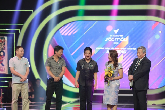 NSƯT Quốc Tuấn: “Lần phẫu thuật mới đây, Bôm khiến các y tá rưng rưng nước mắt” - 1 Bôm vui vẻ phát biểu trong lễ trao giải Ấn tượng VTV 2018.