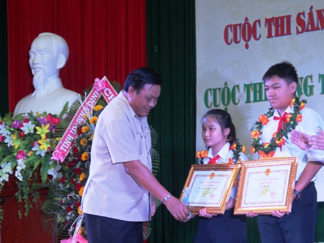 Máy bóc vỏ dừa hữu ích do hai học sinh lớp 8 sáng chế - 3
Máy bóc vỏ dừa của hai em Đạt và Quỳnh vừa đoạt giải Nhất - Lĩnh vực dụng cụ sinh hoạt gia đình và đồ chơi trẻ em tại Cuộc thi Sáng tạo Thanh thiếu niên nhi đồng tỉnh Bình Định lần thứ V, năm 2018.
