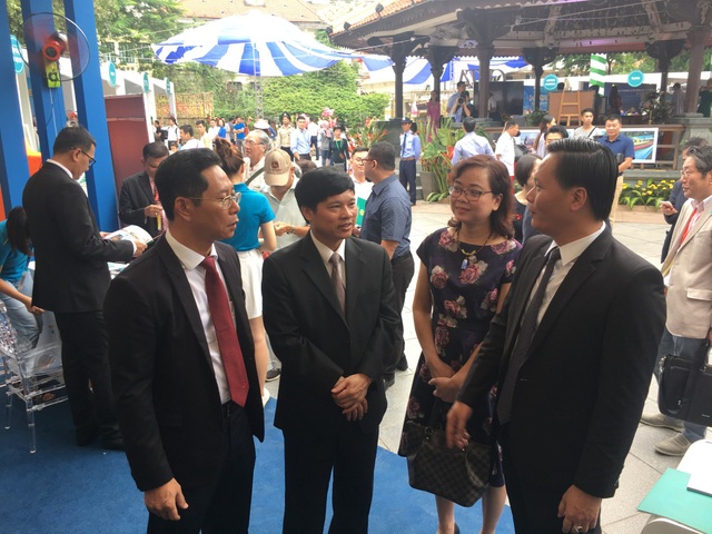 Khai mạc triển lãm “Hà Nội liên kết – hợp tác – phát triển” - 3 Các đại biểu tham quan tại gian hàng trong triển lãm