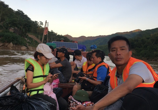 Mường Lát tạm dừng đường sông, chưa thông quốc lộ lên vùng tâm lũ - 2 Mường Lát tạm dừng vận chuyển theo đường sông