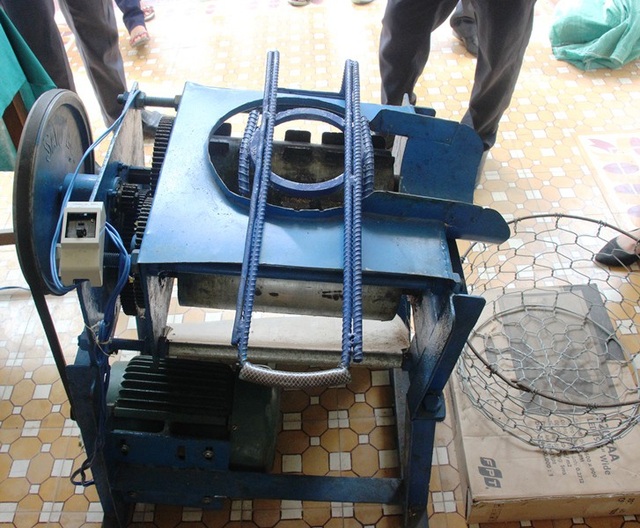 Máy bóc vỏ dừa hữu ích do hai học sinh lớp 8 sáng chế - 2 Máy bóc vỏ dừa chế tạo và hoạt động đơn giản nhưng năng suất cao.
