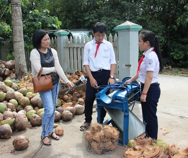 Máy bóc vỏ dừa hữu ích do hai học sinh lớp 8 sáng chế - 1
Máy bóc vỏ dừa hữu ích của hai học sinh lớp 8 giúp tăng năng suất lao động gấp 3 lần với so với thủ công.