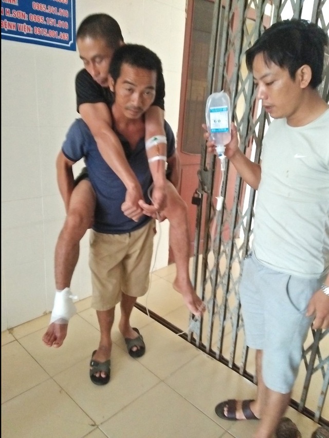 Không may bị máy cắt cỏ cắt đứt lìa bàn chân - 2 Anh Sơn được sơ cứu, băng bó để di chuyển khẩn cấp ra Vinh phẫu thuật khâu nối vết thương