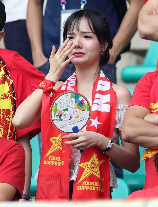 Nữ CĐV xinh đẹp lại "gây bão" khi xuất hiện trên sóng truyền hình Hàn Quốc - 2
Thủy Tiên rơi nước mắt khi đội tuyển Việt Nam để lỡ huy chương ASIAD
