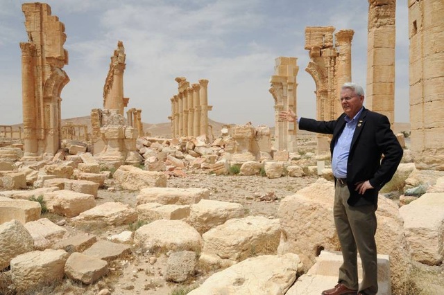 Chính trị gia Mỹ nghi phương Tây tìm cớ tấn công Syria - 1 Ông Richard Black trong chuyến thăm Syria lần đầu vào năm 2016 (Ảnh: SANA)