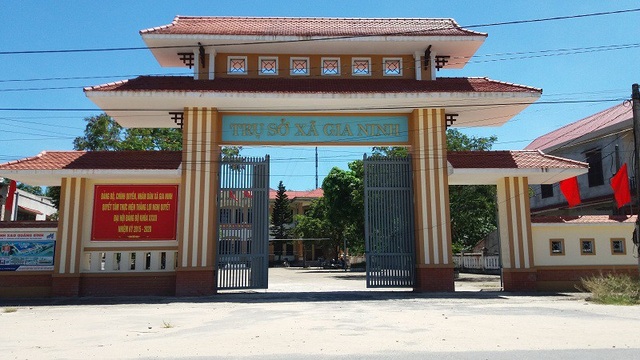 Phải trèo qua cổng ủy ban xã để vào nhà vì bị 'xóa sổ' lối ra - 2 Trụ sở UBND xã Gia Ninh, huyện Quảng Ninh, tỉnh Quảng Bình