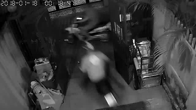 Một ngôi nhà bị trộm đột nhập 3 lần trong 1 đêm - 3 2 xe máy hiệu Wave bị trộm trong tích tắc.