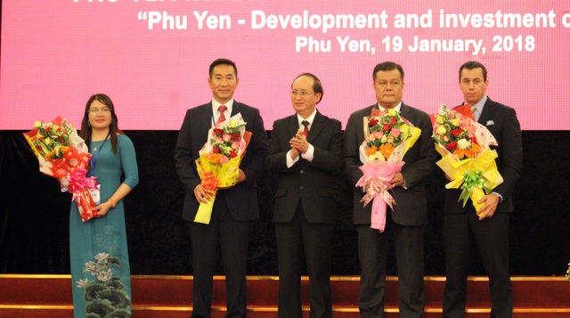 Thủ tướng kêu gọi những “sếu lớn, đại bàng lớn” đến với Phú Yên - 3 Lãnh đạo tỉnh trao chứng nhận đầu tư cho các doanh nghiệp