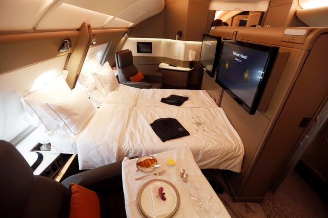 Siêu máy bay A380 đối mặt nguy cơ "khai tử" vì không có đơn đặt hàng - 2
Nội thất xa xỉ trên khoang hạng nhất máy bay A380 của hãng hàng không Singapore Airlines (Ảnh: Reuters)