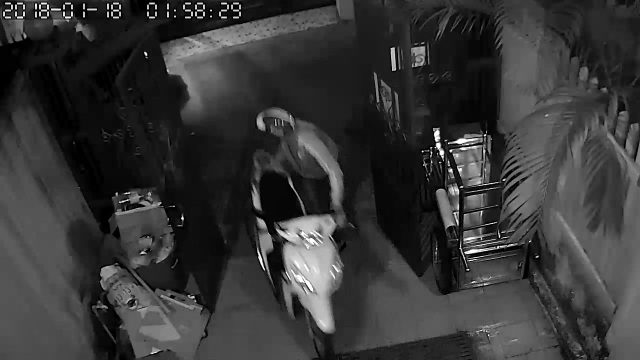 Một ngôi nhà bị trộm đột nhập 3 lần trong 1 đêm - 4 Chỉ trong vòng vài vài tiếng đồng hồ, 2 đối tượng đã “thổi” bay 3 xe máy
