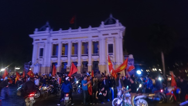 Khu vực Hồ Gươm "nghẹt thở" sau kỳ tích của U23 Việt Nam - 35 Khu vực Hồ Gươm "nghẹt thở" sau kỳ tích của U23 Việt Nam - 35