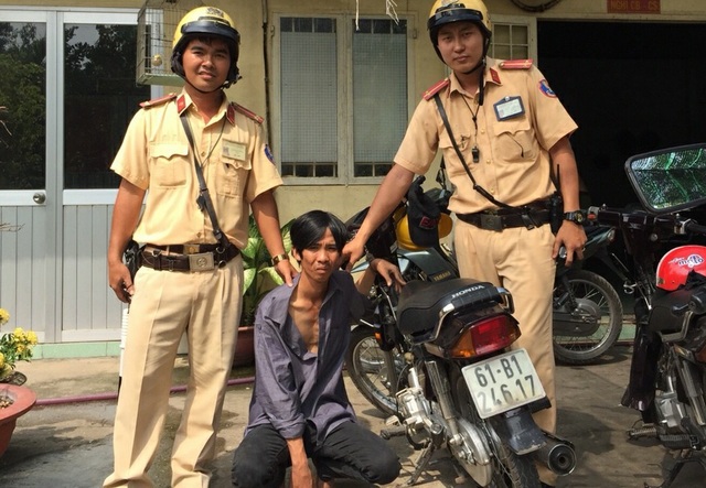 TPHCM: Cảnh sát giao thông cùng người dân bắt gọn tên trộm - 1
2 Trung úy CSGT bàn giao đối tượng cùng tang vật cho công an xã Tân Phú Trung