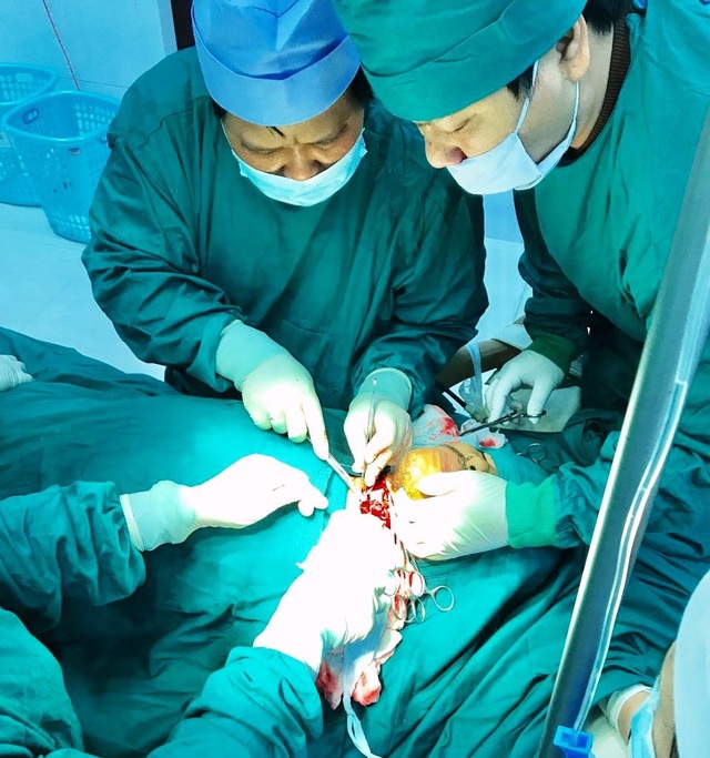 Kịp thời cứu sống người đàn ông cứa cổ tự sát - 1 Các bác sĩ đang phẫu thuật cho anh Arâl L.