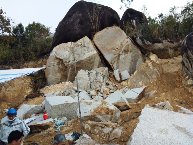 Kon Tum: Báo động "đỏ" nạn "chảy máu" khoáng sản ở vùng giáp ranh! - 4
Tình trạng khai thác đá diễn ra rầm rộ…chính quyền xã không biết