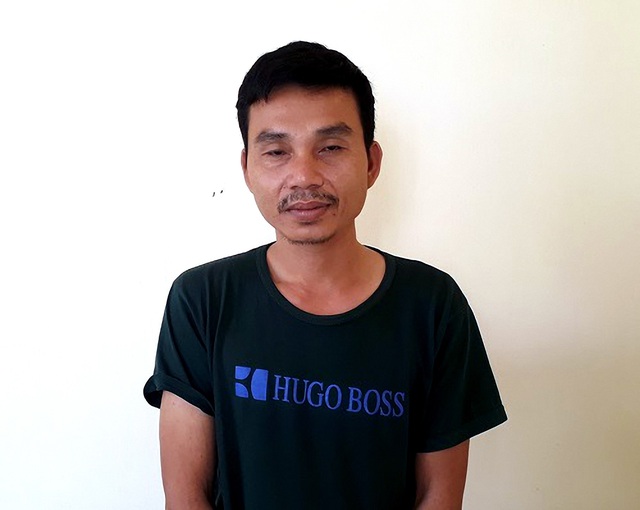Khởi tố đối tượng triệt hạ hơn 90 khối gỗ rừng - 1
Đối tượng Hoàng tại cơ quan điều tra