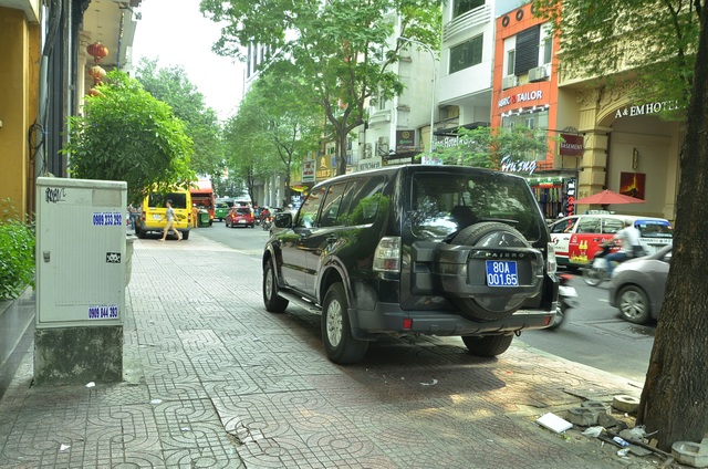 Bộ mặt vỉa hè quận 1 thế nào sau 3 tháng ông Hải “khó” xuống đường? - 3 Một chiếc xe biển số xanh đậu trên vỉa hè đường Thủ Khoa Huân trưa 9/1
