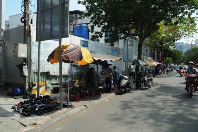 Bộ mặt vỉa hè quận 1 thế nào sau 3 tháng ông Hải “khó” xuống đường? - 2 Vỉa hè đường Phó Đức Chính (phường Nguyễn Thái Bình) bị người dân chiếm dụng hoàn toàn để buôn bán