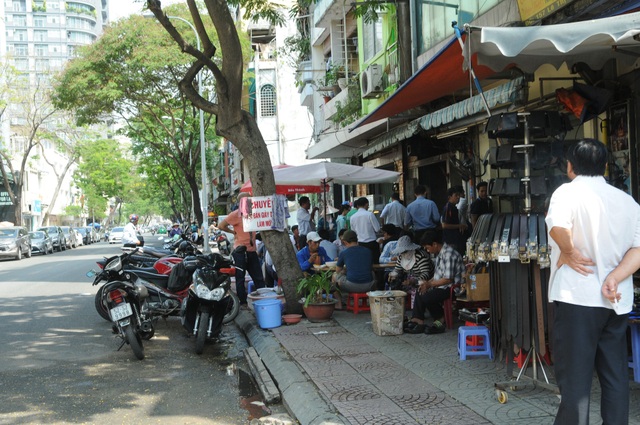 Bộ mặt vỉa hè quận 1 thế nào sau 3 tháng ông Hải “khó” xuống đường? - 8 Vỉa hè gần như bị tái chiếm như cũ