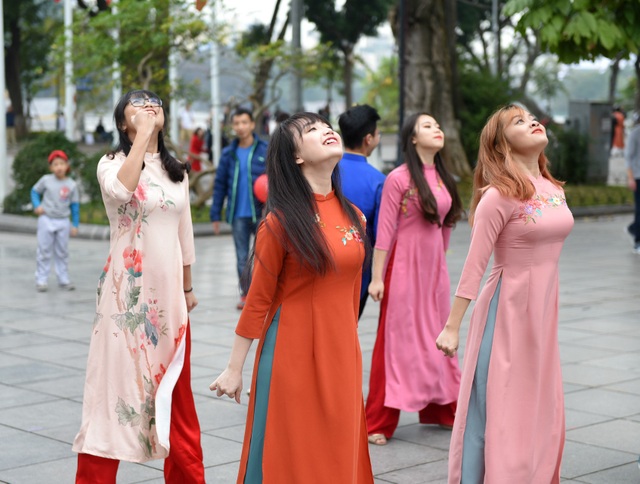 Sinh viên Ngoại thương nhảy quyến rũ kể chuyện tình yêu - 1 Sinh viên Ngoại thương nhảy quyến rũ kể chuyện tình yêu - 1