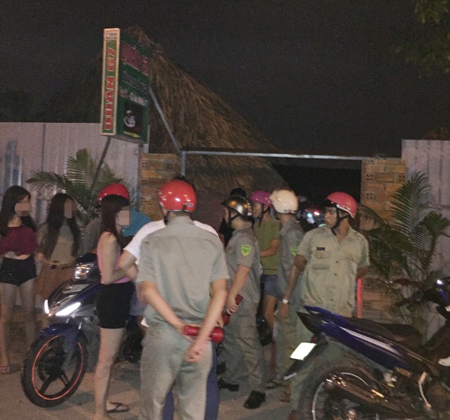 Công nghệ “buôn” gái quê - 4 Nhóm thôn nữ được các hiệp sĩ và lực lượng chức năng đưa ra khỏi quán cà phê ôm, nơi được ví như những động quỷ.