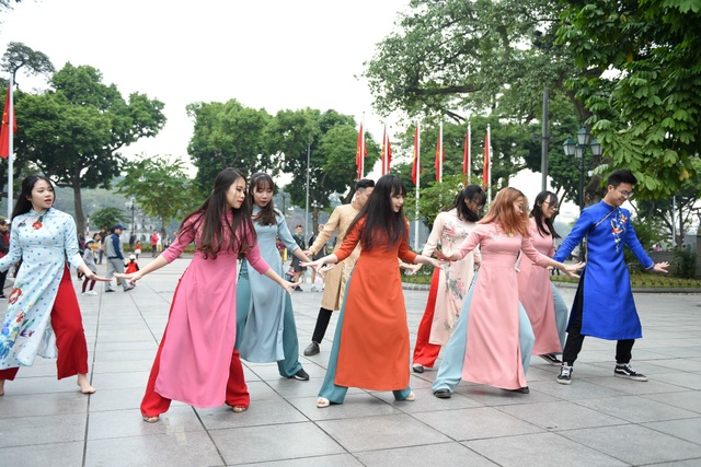 Sinh viên Ngoại thương nhảy quyến rũ kể chuyện tình yêu - 3 Sinh viên Ngoại thương nhảy quyến rũ kể chuyện tình yêu - 3