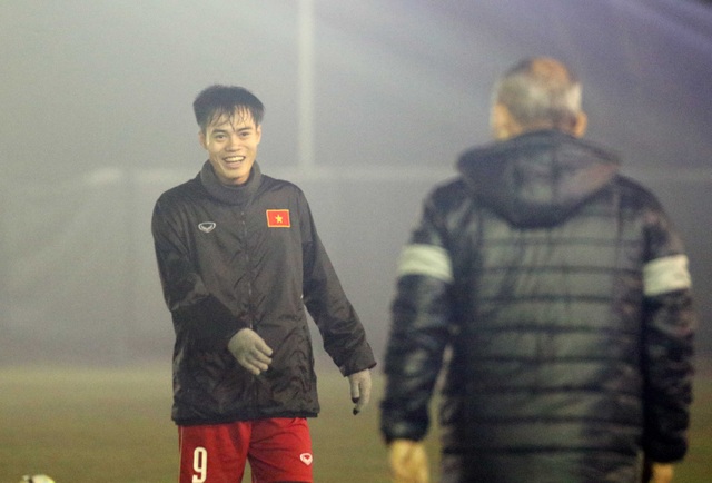 U23 Việt Nam khốn khổ vì sân tập trước trận gặp U23 Syria - 2
Văn Toàn vẫn nở nụ cười trong buổi tập