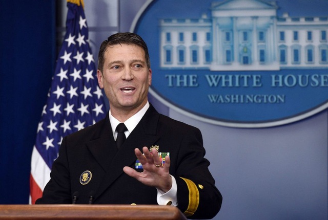Hé lộ bài kiểm tra nhận thức Tổng thống Trump ghi điểm tuyệt đối - 3
Bác sĩ Nhà Trắng Ronny Jackson (Ảnh: Reuters)