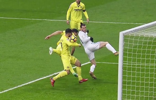 Real Madrid mất hai quả phạt đền ở trận đấu với Villarreal - 1 Bóng chạm tay cầu thủ Villareal sau cú đánh đầu của Bale