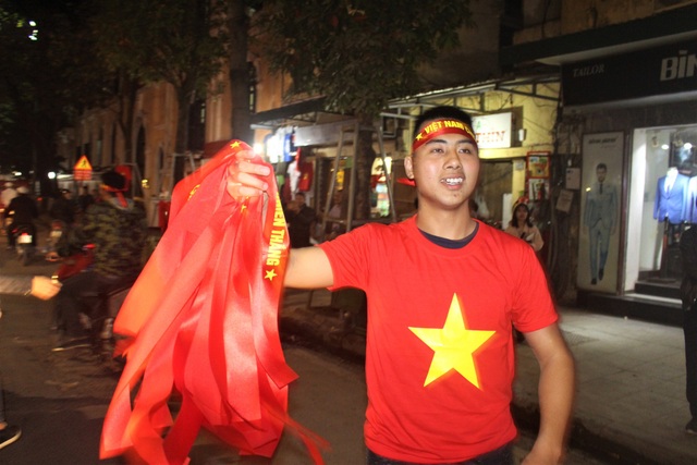 Áo cờ đỏ sao vàng:
Màu sắc đặc trưng của áo cờ đỏ sao vàng là điều mà bất kỳ người Việt nào cũng biết. Trong năm 2024, áo cờ đỏ sao vàng vẫn đang là món đồ phổ biến và được ưa chuộng. Thiết kế đơn giản, nhưng ẩn chứa rất nhiều ý nghĩa. Hãy cùng xem hình ảnh về áo cờ đỏ sao vàng để cảm nhận sự tự hào và niềm tin vào tương lai của người Việt Nam.