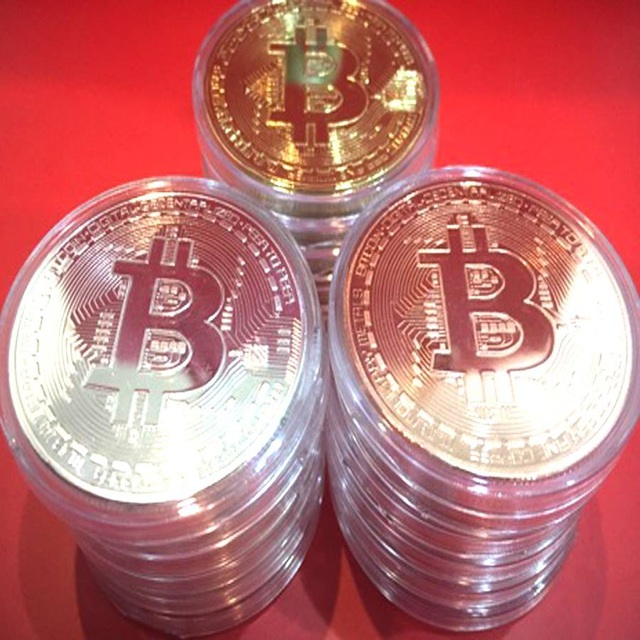 Bán đồng Bitcoin lì xì Tết, thu vài triệu đồng/ngày - 1 Ba loại đồng xu Bitcoin lưu niệm mạ vàng, bạc, đồng được xách tay về Việt Nam.