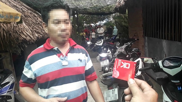 Công nghệ “buôn” gái quê - 3 Bao cao su được phát hiện trong chòi của quán cà phê, chủ quán liên tục quanh co về những việc liên quan đến 3 thôn nữ được bán vào đây.