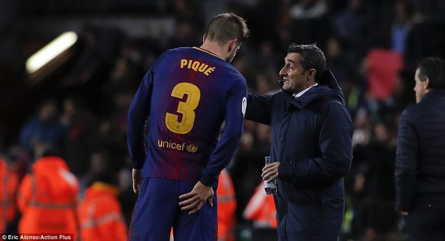 Barcelona 5-0 Celta Vigo: Cú đúp của Messi - 13
HLV Valverde chỉ dẫn Pique trong tình huống giải lao