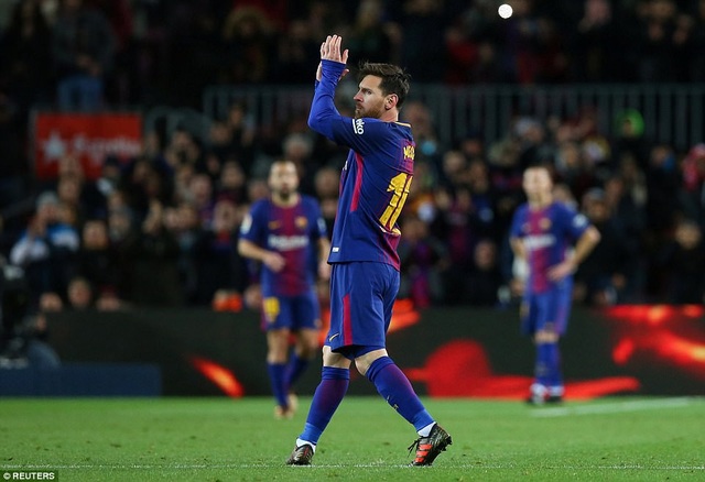 Barcelona 5-0 Celta Vigo: Cú đúp của Messi - 12
Messi khai thông thế bế tắc cho Barcelona, từ đường căng ngang của Jordi Alba bên cánh trái, Suarez khôn khéo nhả bóng để Messi tung cú demi volley hiểm hóc thành bàn mở tỷ số cho Barca ở phút 13
