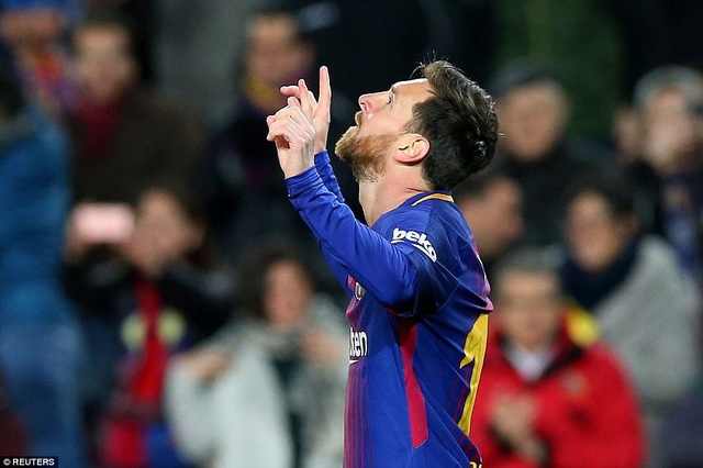 Barcelona 5-0 Celta Vigo: Cú đúp của Messi - 8
Lionel Messi ăn mừng bàn thắng nâng tỷ số lên 2-0, Alba căng ngang cho Messi dứt điểm tung lưới Celta Vigo giúp Barca nhân đôi cách biệt ở phút 15