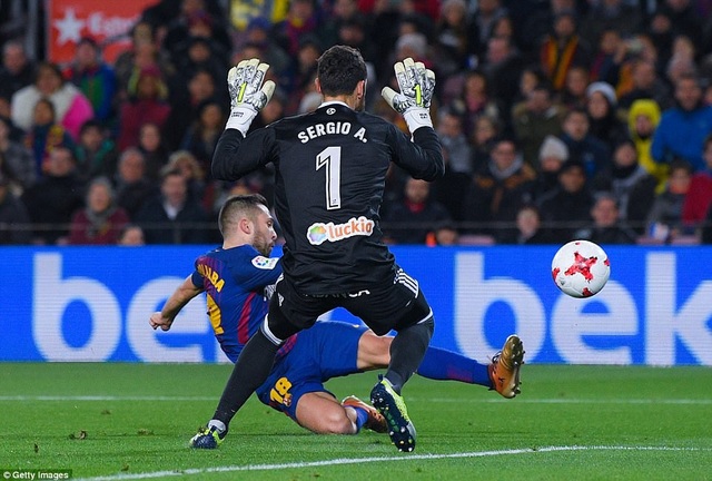 Barcelona 5-0 Celta Vigo: Cú đúp của Messi - 7
Đường chuyền của Messi giúp Alba thuận lợi băng xuống vòng cấm đối mặt thủ môn Alvarez của đội khách và tung cú sút ghi bàn.